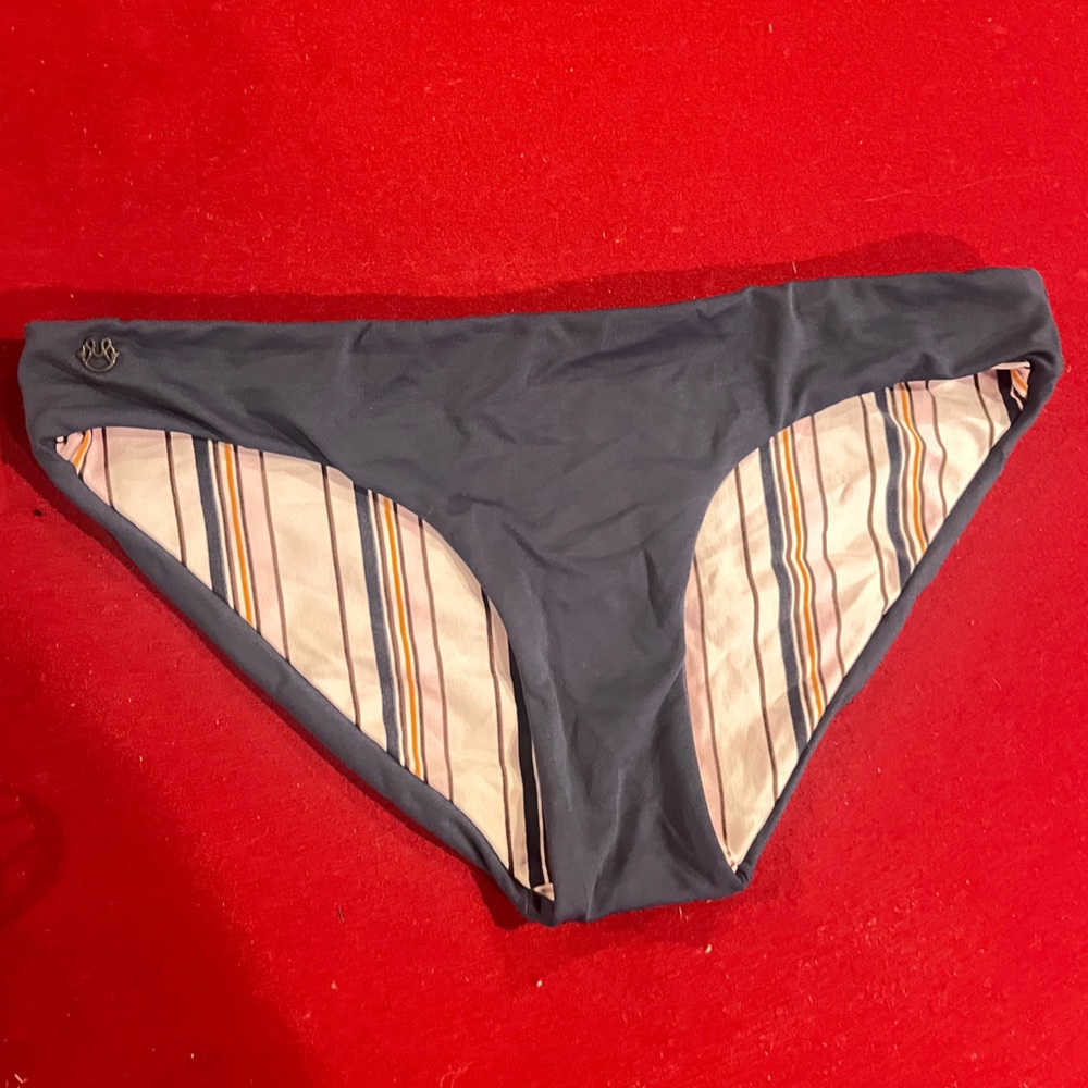 Bikini - Picture 3 of 7